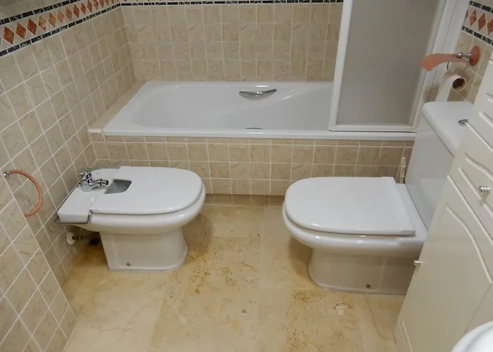 Edificio 1º Linea De Playa, En Paseo Maritimo De Torrevieja, Alicante, Costa Blanca * Торевьиа