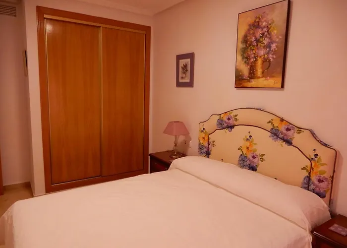 Edificio 1º Linea De Playa, En Paseo Maritimo De Torrevieja, Alicante, Costa Blanca * Торевьиа